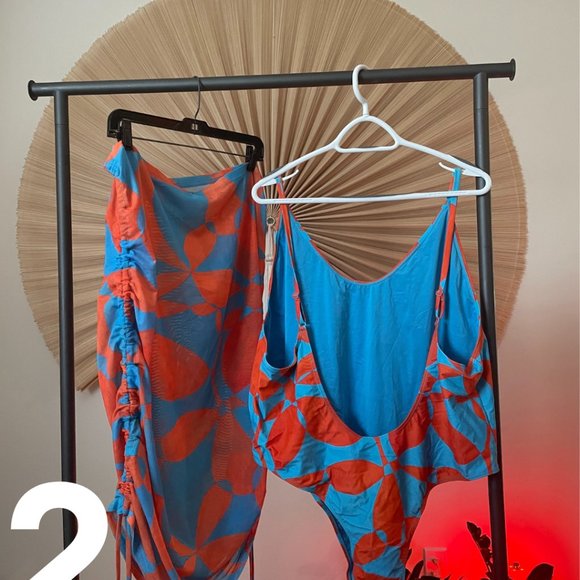 Plus size 4X One Piece Swimsuit with matching coverup in bright print - Picture 2 of 3